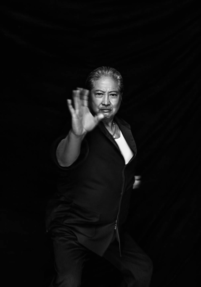 洪金宝嚣张抽烟视频,68岁洪金宝近照面部松弛显沧桑