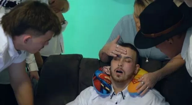 澳洲男子恶性脑瘤结婚,澳大利亚男子脑癌和女子结婚