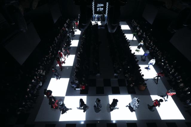 为了抢全球大咖都在翻牌的羽绒服，我差点挤晕在波司登...