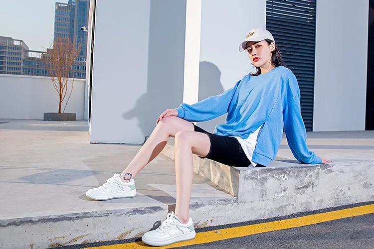 别再盯着外国大牌了！潮鞋选国货之光，100种时髦穿法随便造