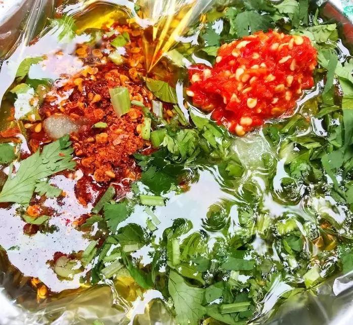 终于被我吃到了！这一锅90年代的麻辣烫，才是咱老成都挂念的市井味啊！