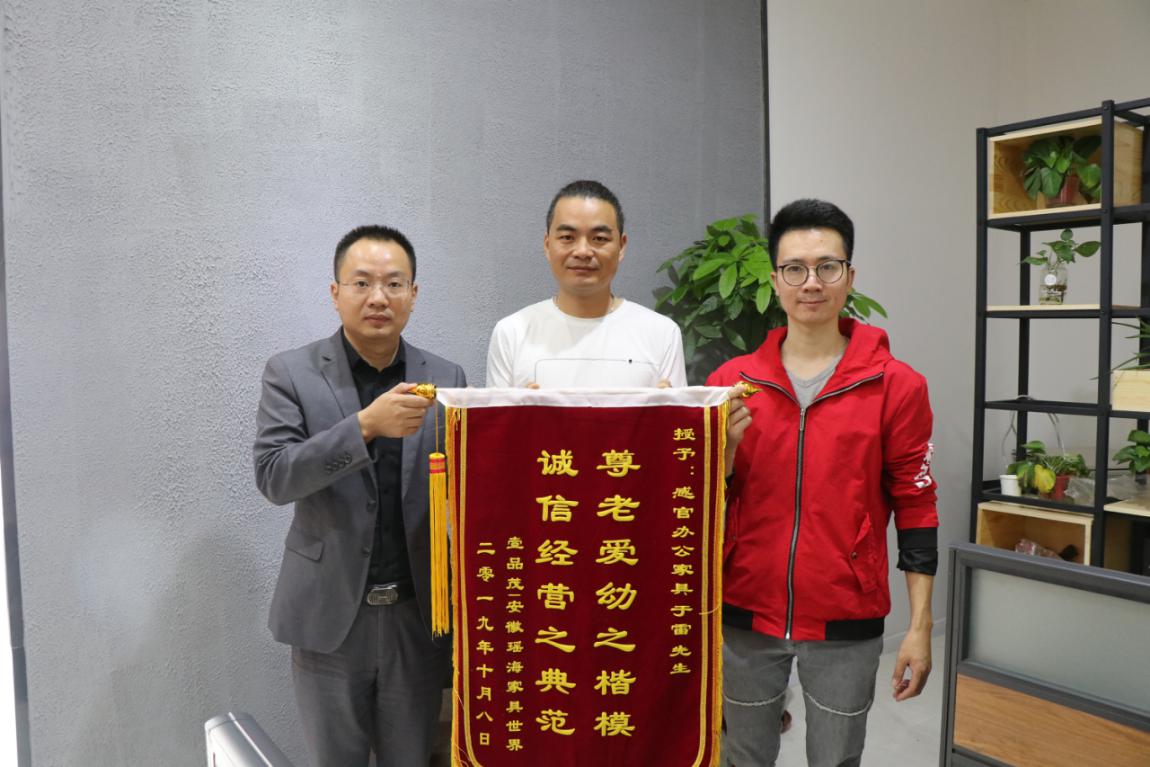 一个小小的举动感动了无数的人,一个小小的举动感动上万人