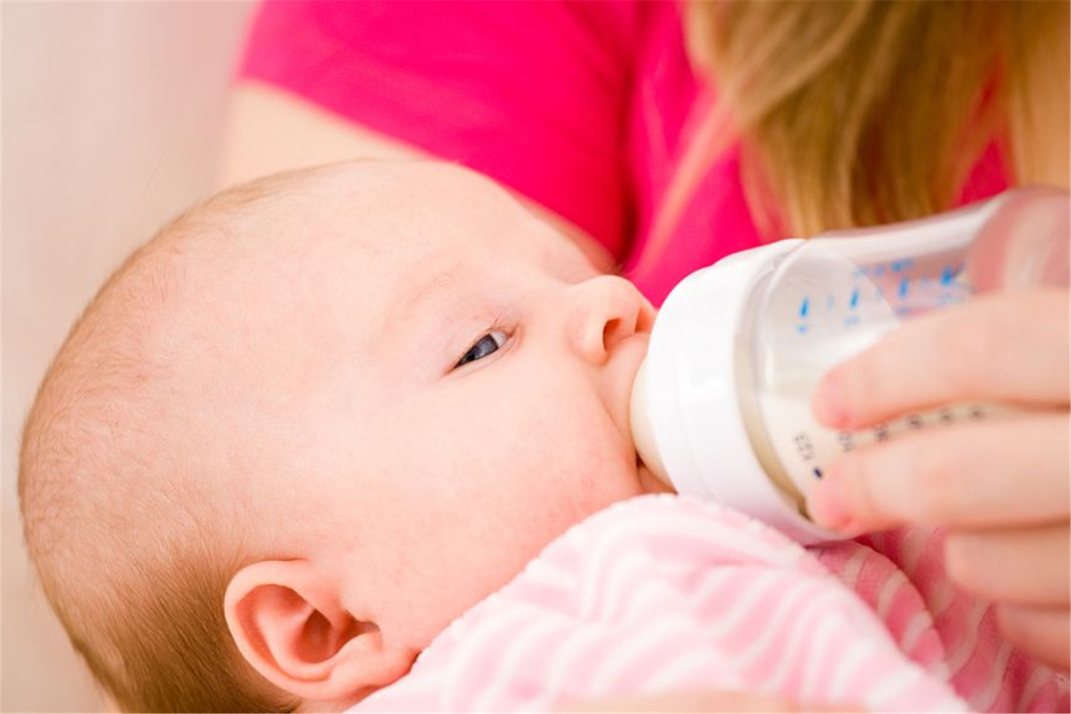 宝宝喝奶老是剩一点点怎么回事,宝宝每次喝奶都剩奶