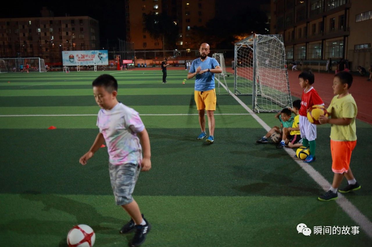 晚上足球训练什么内容,少年足球训练光脚日常