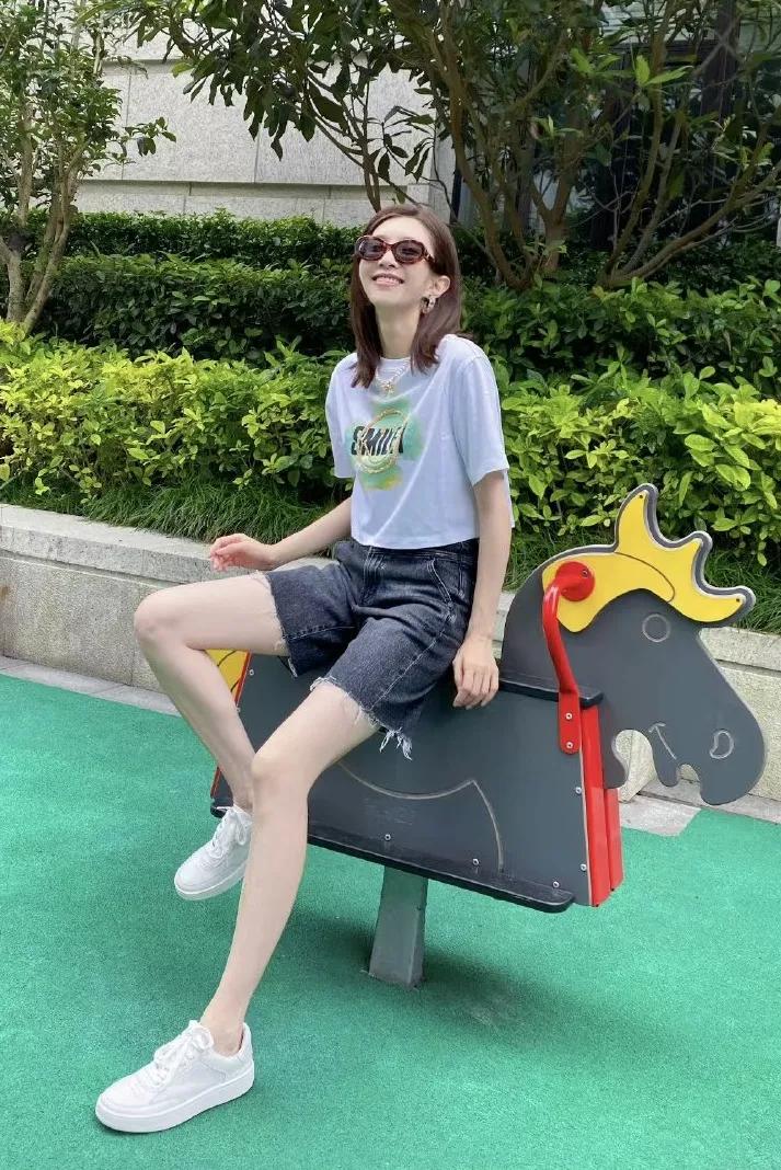 杨幂穿连体短裤时尚大片,杨幂现身粉色风衣配短裤