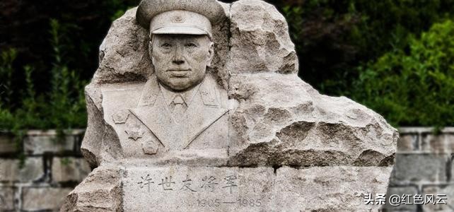 85年*小平邓**来南京看望*世友许**，*世友许**快步相迎，认真敬了一个军礼