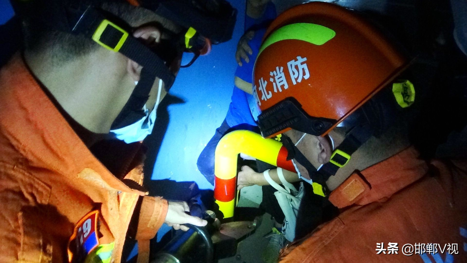 男童手臂卡进水桶消防员紧急施救,贪玩男孩脑袋被挤消防紧急救援