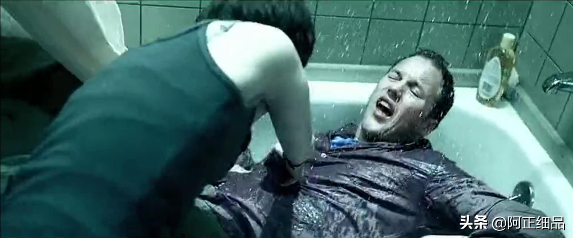 未成年少女约见网友中年大叔，拿手术刀挥向大叔*体下**