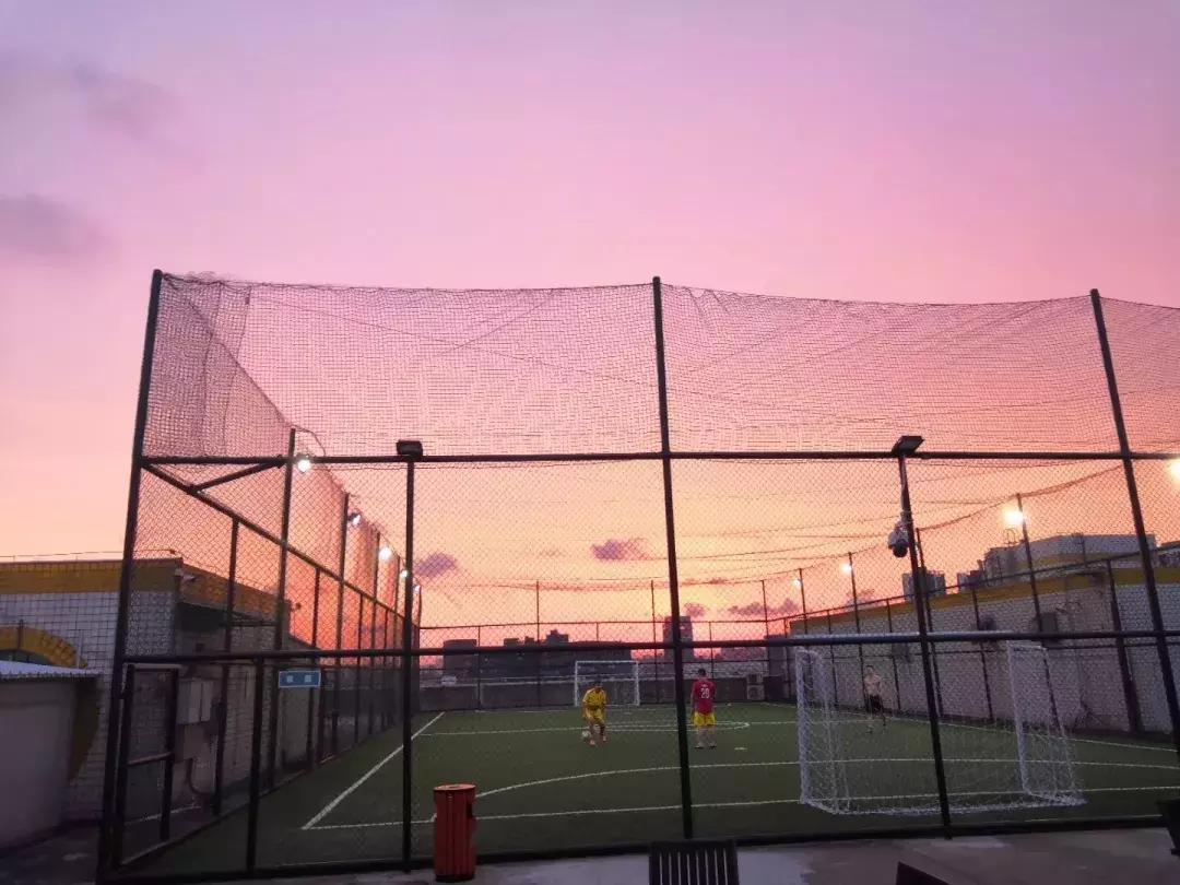 每当夜幕降临就会出现一群英雄,每当夜幕降临走到负一楼