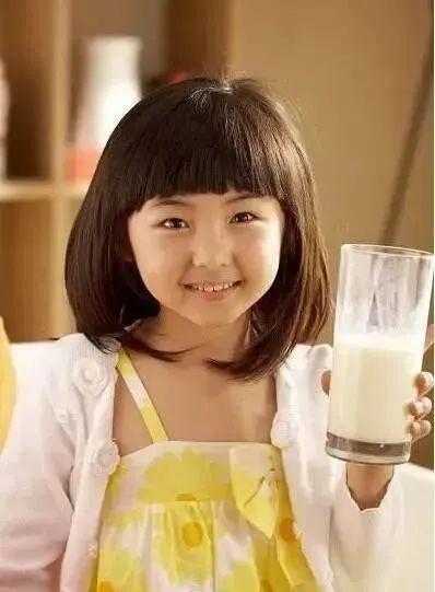 国民姐姐张子枫的成名秘史,国民妹妹张子枫5岁随母北漂