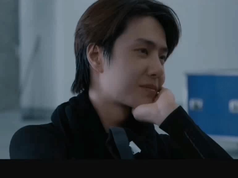 王一博安踏奥运会短袖,王一博奥运宣传片七彩衣服