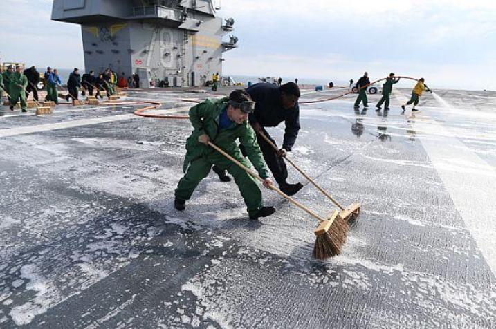 航母甲板厚度不足50毫米,航母甲板是完全平整的么