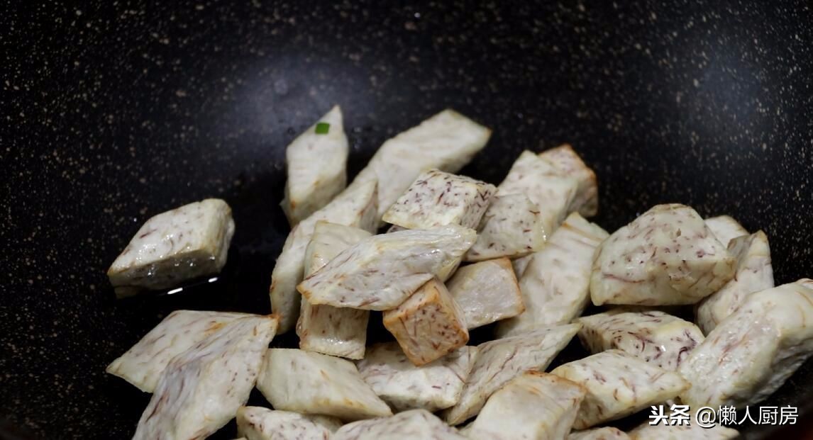 芋头这样做最好吃,一炸二炒两步搞定,外皮酥脆,内里咸香粉糯