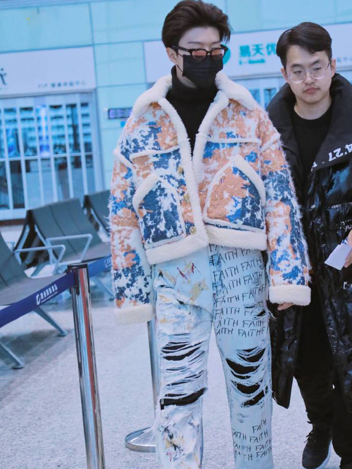 范丞丞穿白色裤子大不大,范丞丞裤子成亮点合集