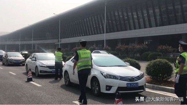 黑车上路行驶交警查到怎么处罚,多名执法人员查处黑车