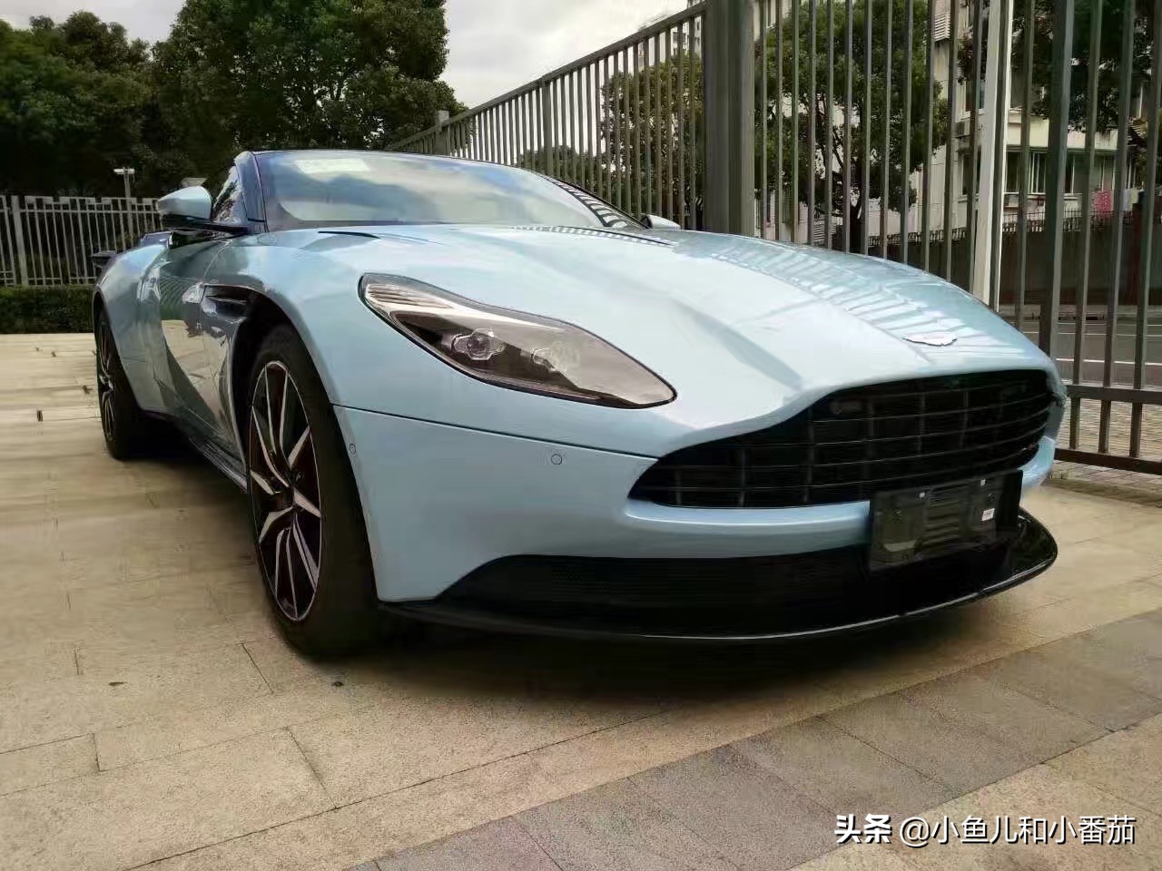 阿斯顿马丁db11引擎盖怎么打开,阿斯顿马丁db11和保时捷911