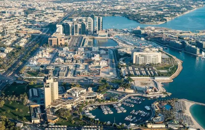 漂在迪拜隔壁,有28个足球场长,撞毁了飞机