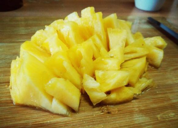 用盐泡菠萝会让菠萝更甜吗,用盐水泡菠萝真的会让菠萝变甜吗