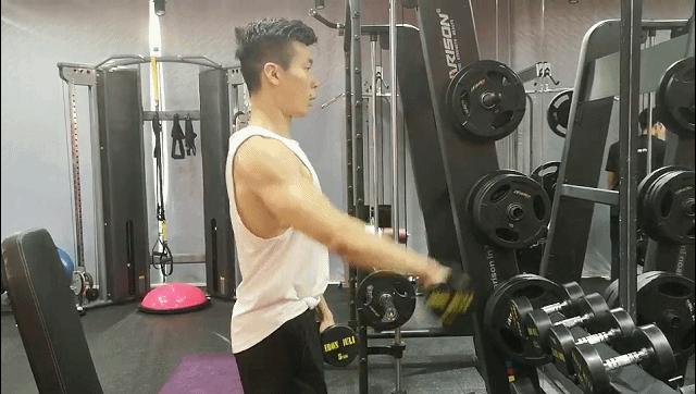 100斤瘦子增肌哑铃训练,哑铃垫高蹲练大腿内侧增肌