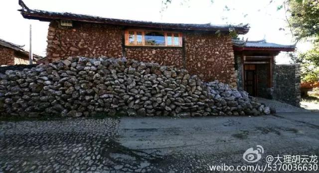 玉龙雪山附近原始村落,玉龙雪山下的村叫什么