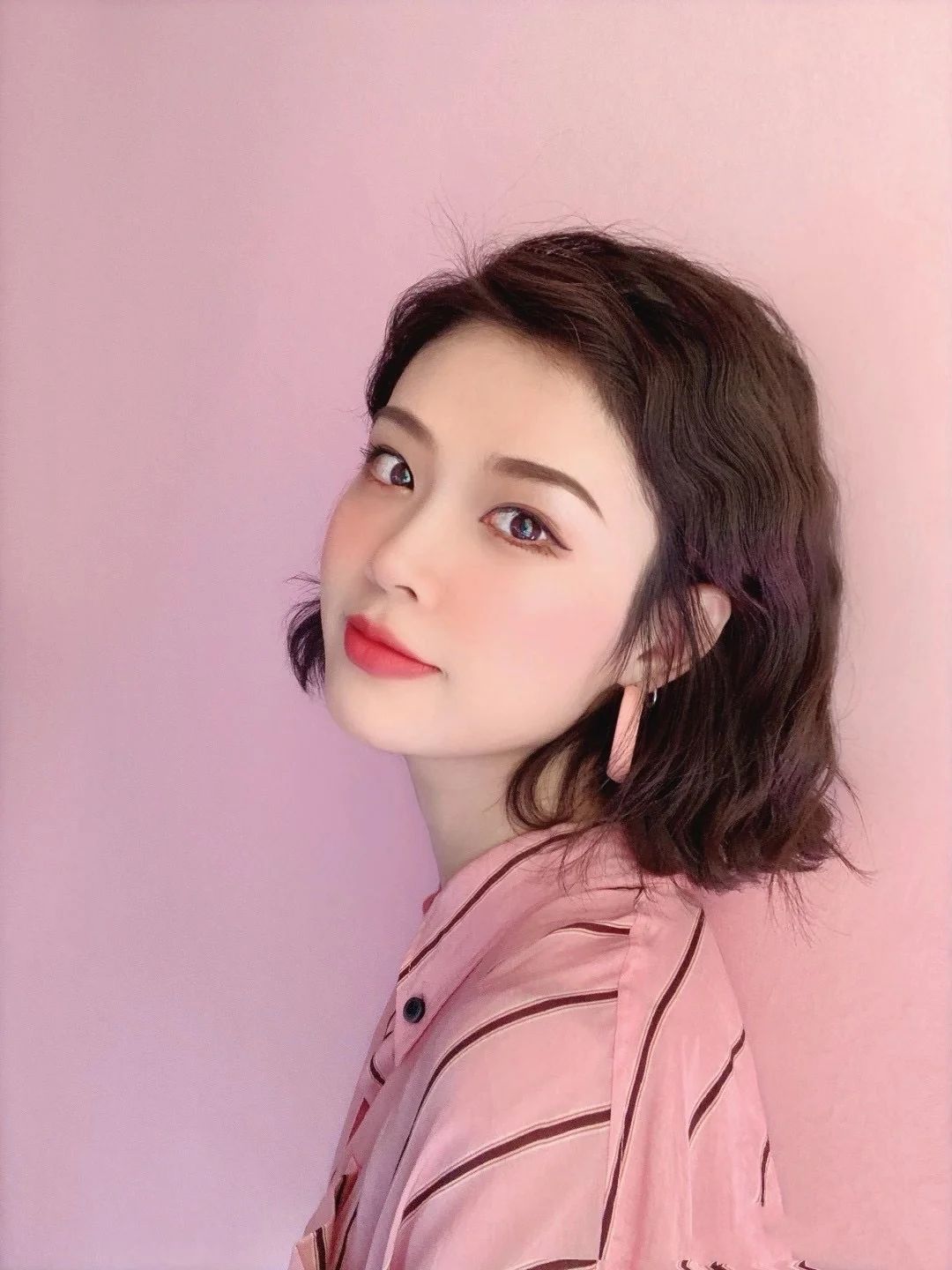 烫卷发今年流行哪种颜色,减龄显小的烫发是你最佳选择