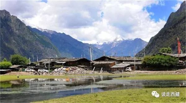 走青藏线翻越唐古拉山来到拉萨,西藏工布江达县的山脉