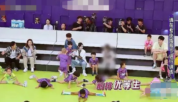 当红女团偶像上节目，却被全程打码？此前参加央视录制也被马赛克