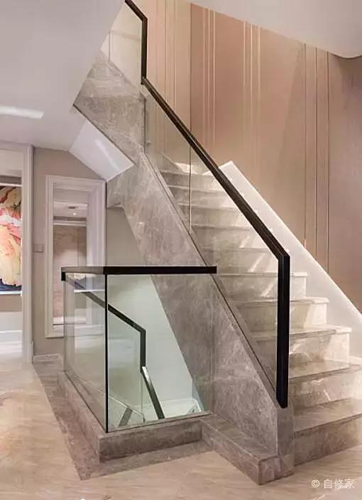 他家像宫殿！巨型水晶灯，黄金瓷砖，金碧辉煌，住上一晚值了