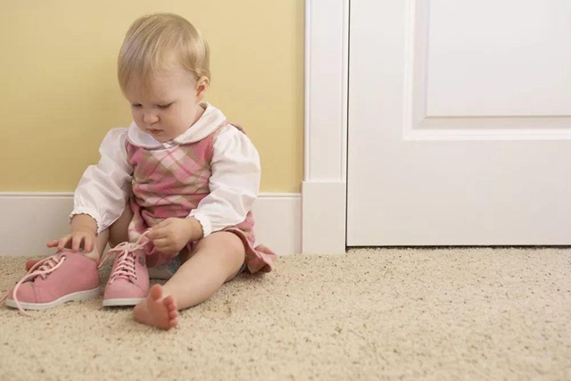 给宝宝选鞋子的讲究,给宝宝选鞋选什么样的鞋底