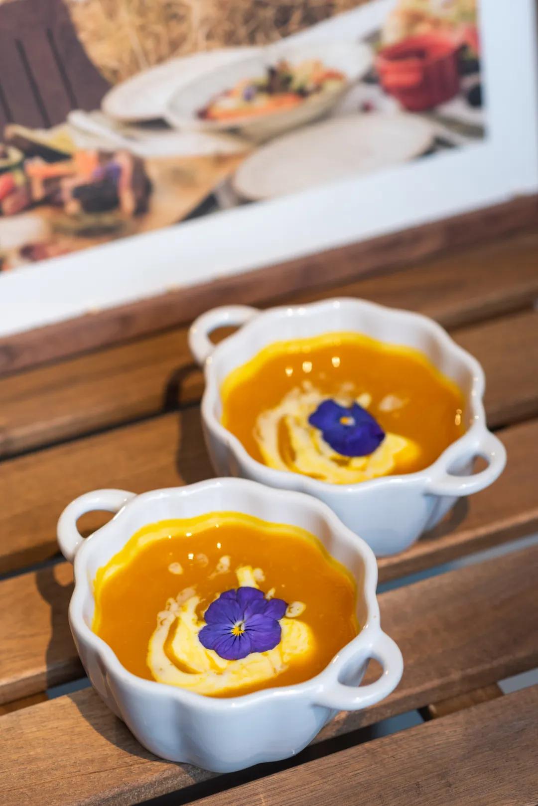 之心城这家餐厅堪称“西餐界CHANEL”,小姐姐们都抢着去