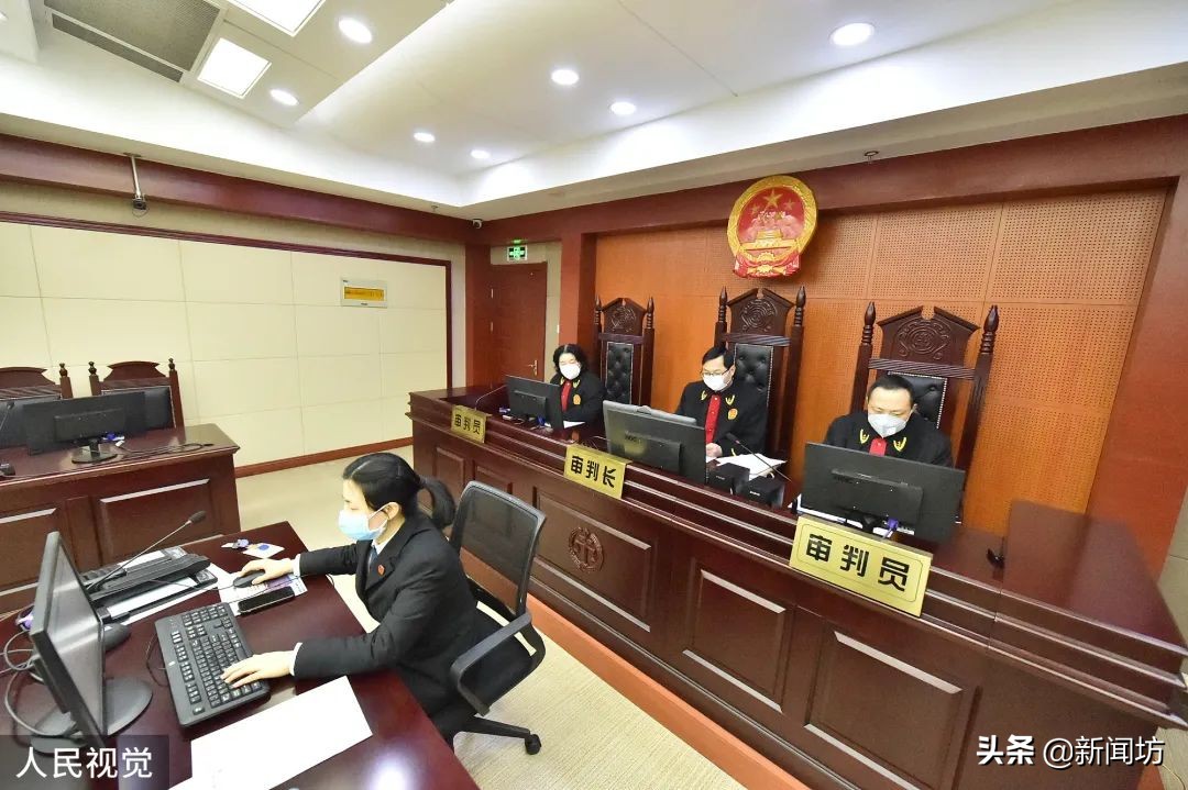 上海大爷故意对隔壁大门吐痰,对着邻居家门口吐痰怎么办