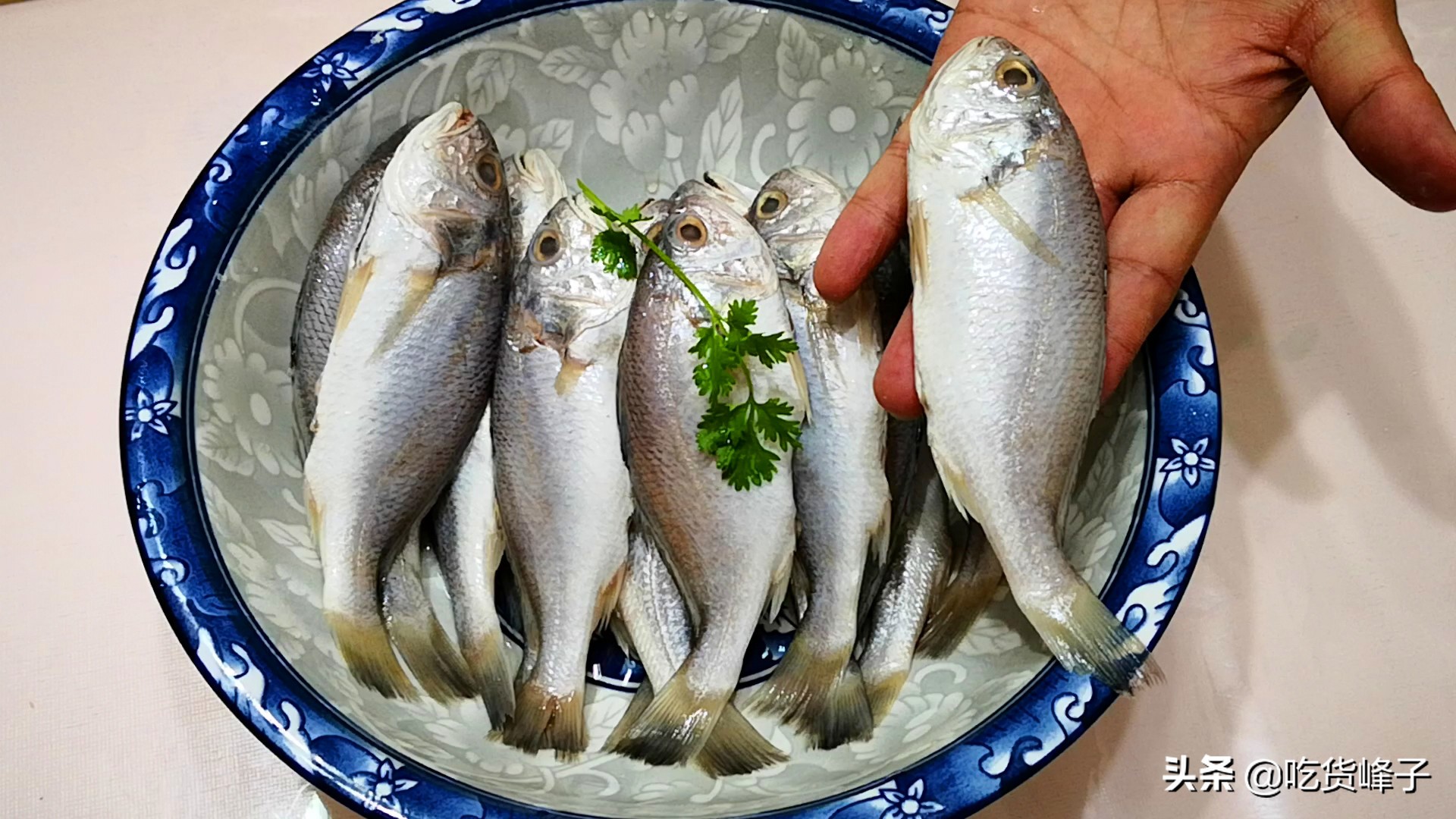 炸鱼不粘锅不破皮的正确做法,炸鱼怎么样才能不粘锅皮子不烂