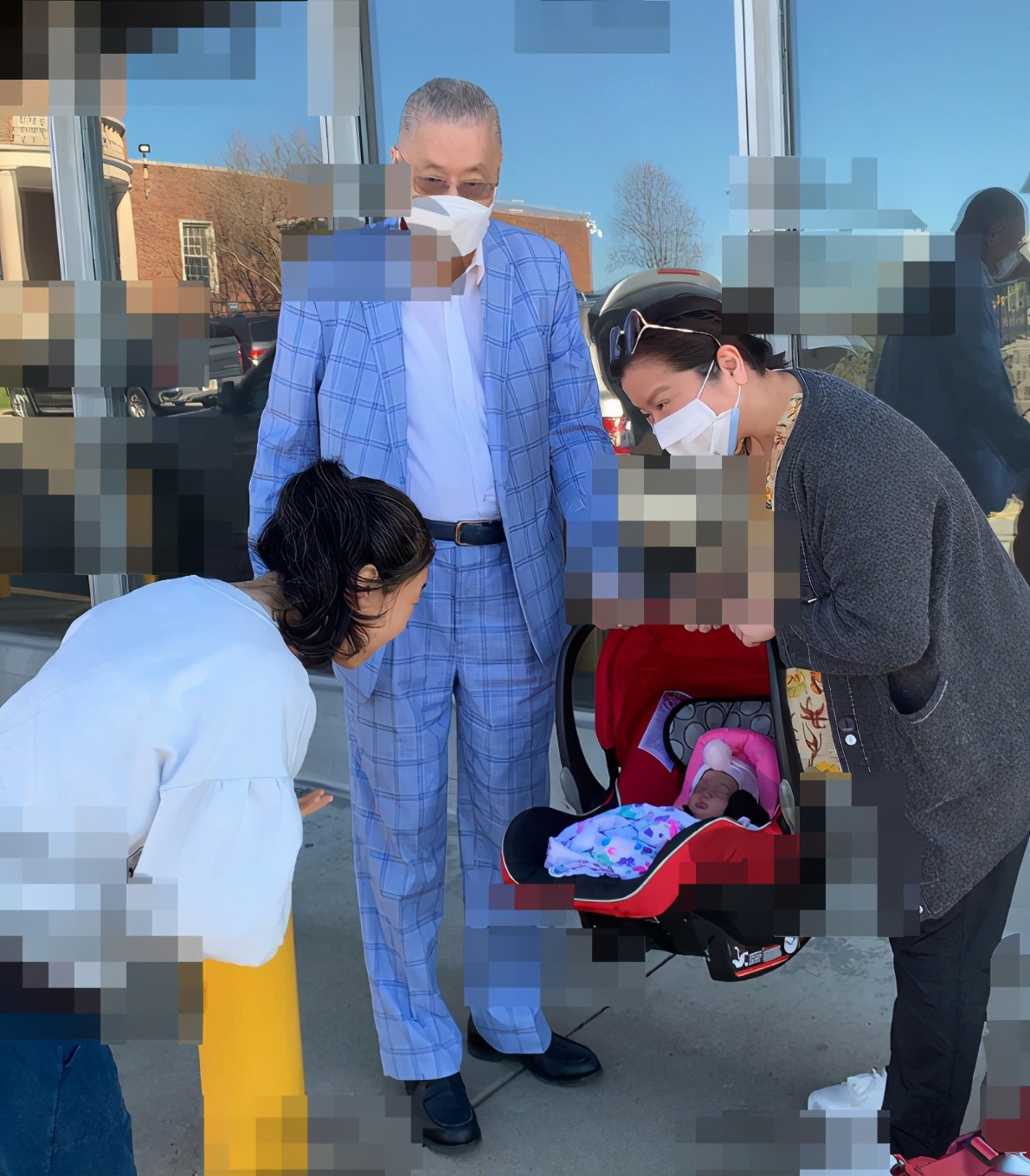 83岁钢琴大师刘诗昆为2岁女儿庆生,钢琴大师刘诗昆再度当爸