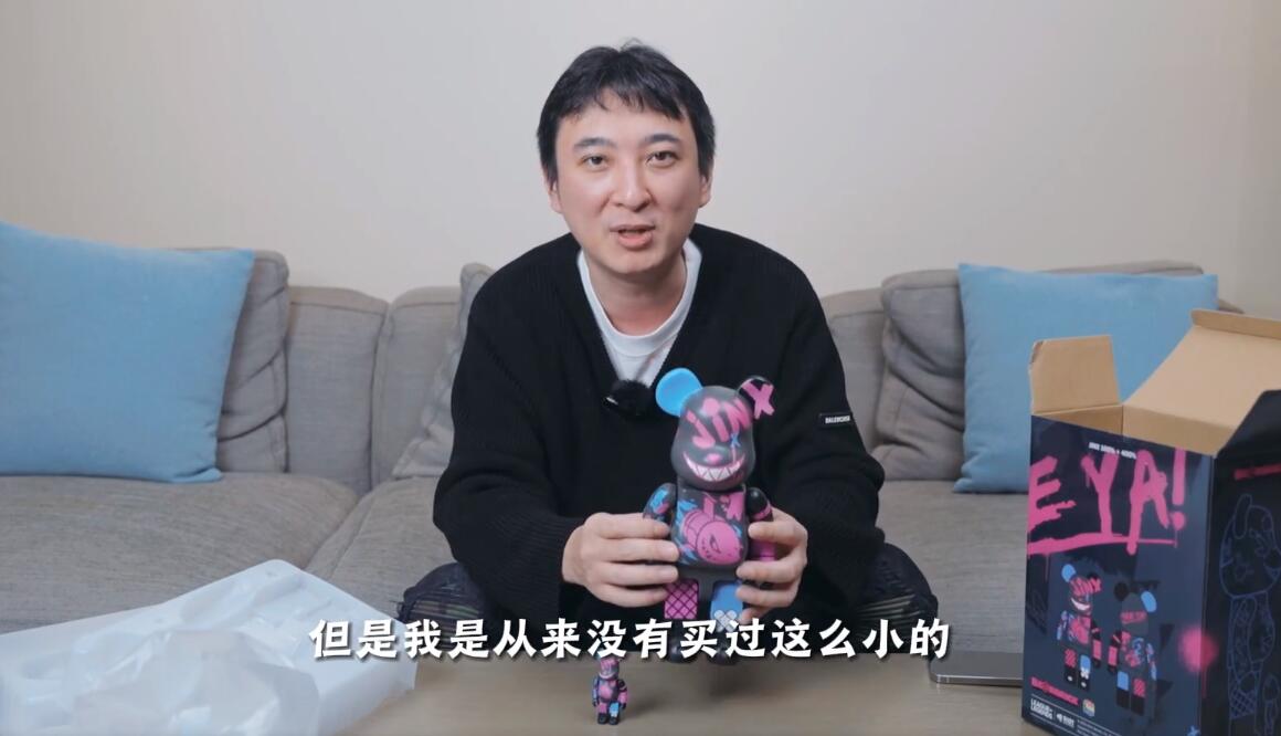 王思聪开箱LOL手办，重温自己ADC身份，成为中国第一个拿到的玩家