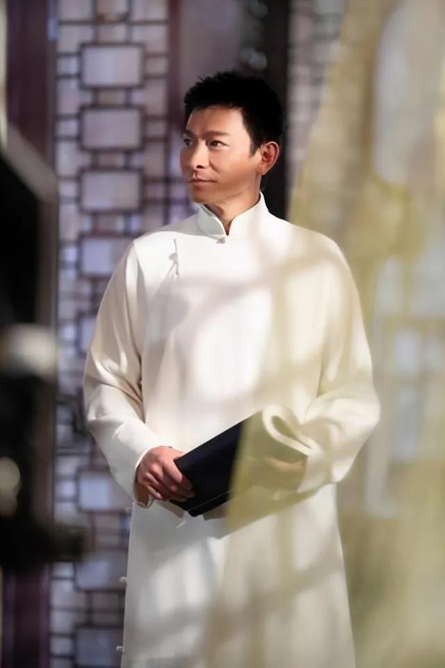 古驰推出售价1.49万元人民币一条的男士连衣裙，你得看看