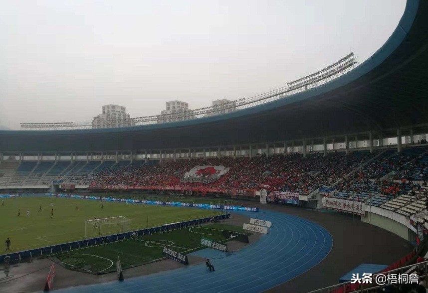 去看足球比赛现场,观看孩子足球比赛