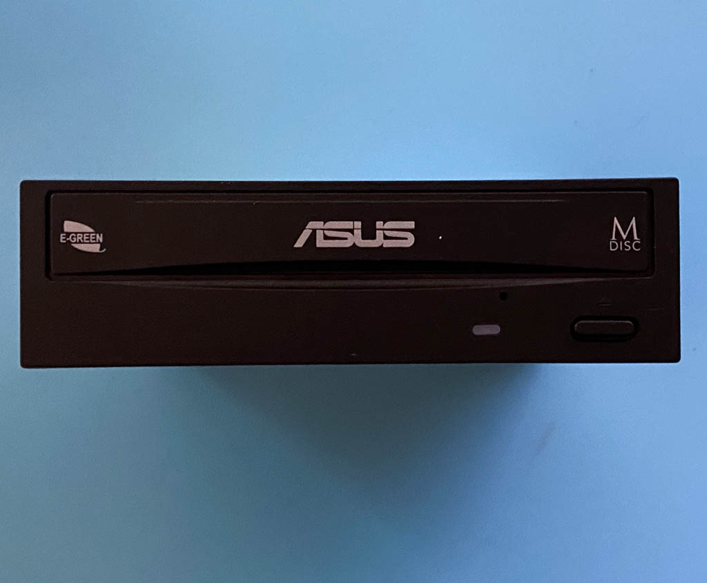 现在的机箱只能装一个机械硬盘,侧透机箱能装光驱