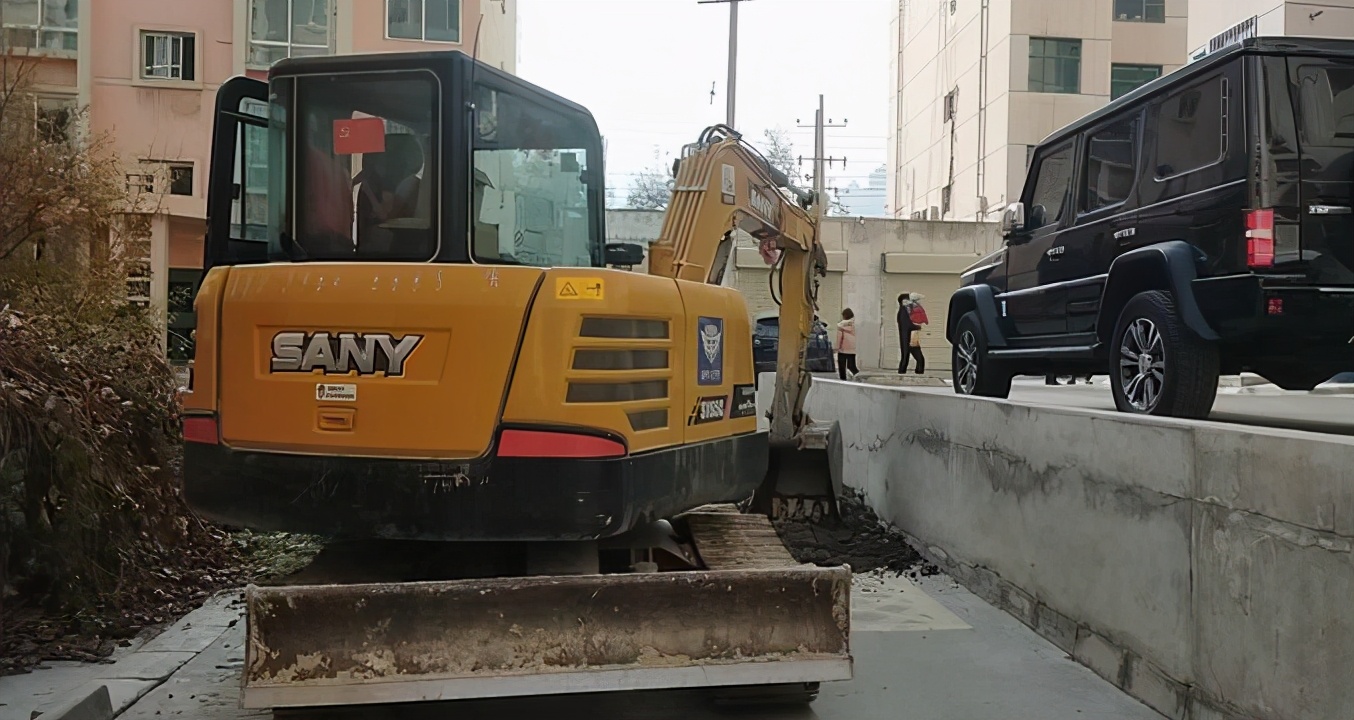 三一sy60c的发动机盖怎么打开,三一sy60c为什么没有电瓶开关