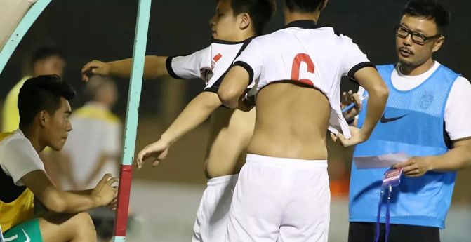 当中国男足脱掉上衣，你就知道他们为何难以崛起？