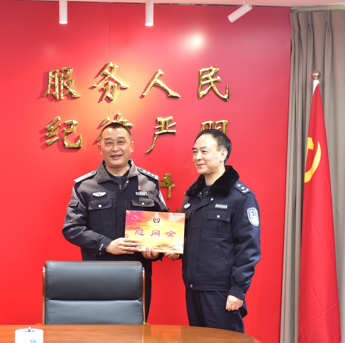 江西省公安厅*党**委委员、副厅长陈光明春节前夕在景德镇市走访慰问