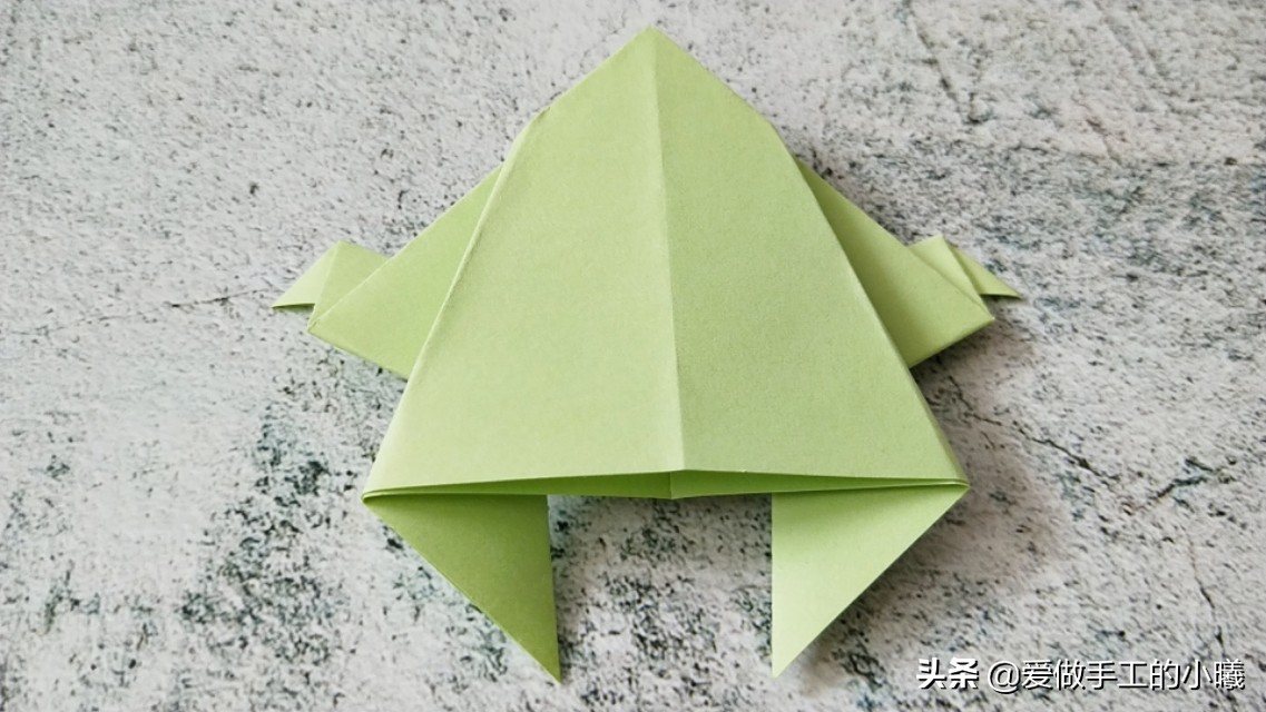 青蛙折纸能跳100米又好看又简单,会动的青蛙折纸图解
