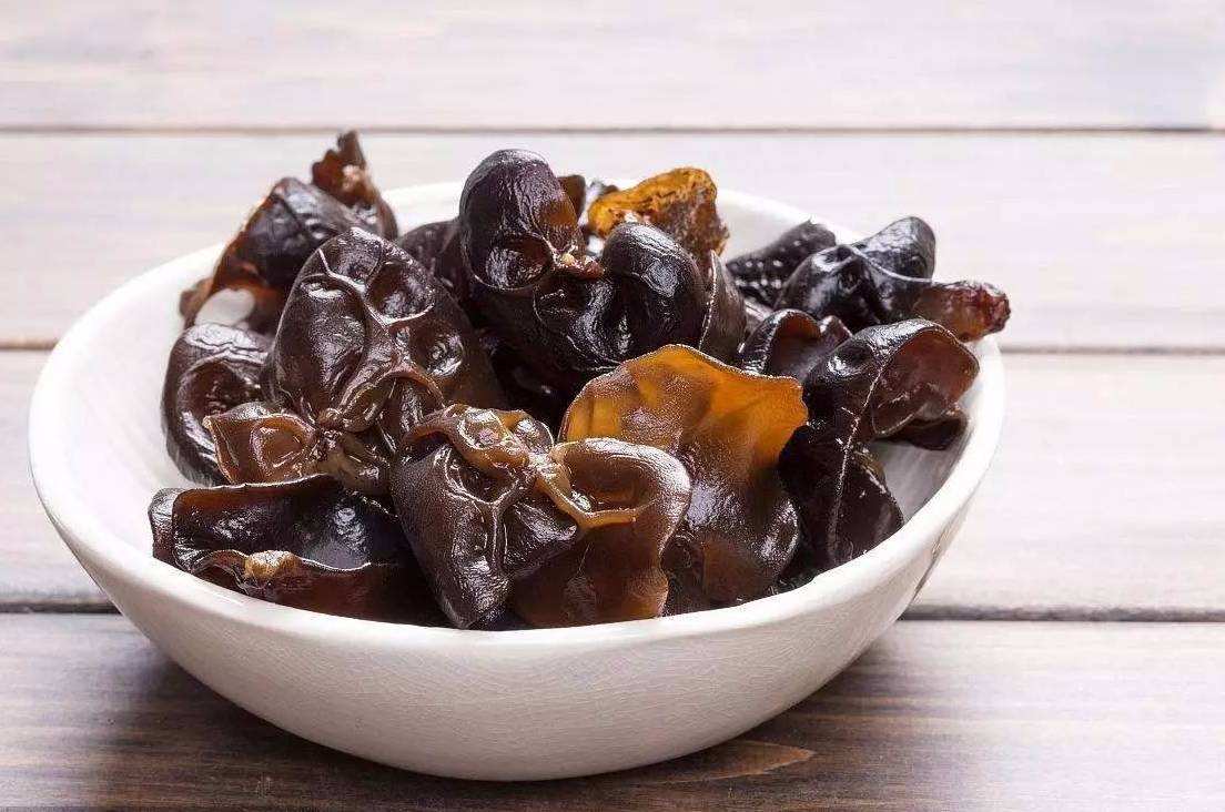 香菇木耳用热水泡还是冷水泡好,木耳焯水是开水下锅还是冷水下锅