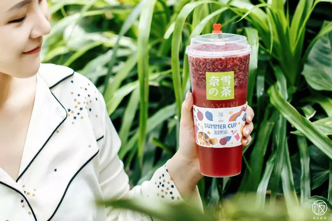 一*爆口**浆的咩咩包来了，今天也是努力营业的奈雪咩！