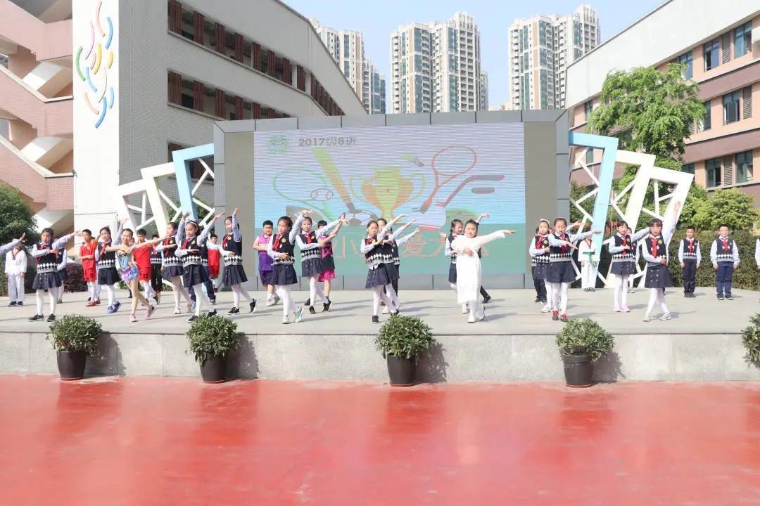 运动彰显活力,健康放飞梦想:天府四小四(8)中队*旗国**下讲话