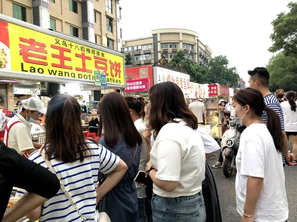 义乌国际商贸城一区生意火爆，地摊经济果然厉害