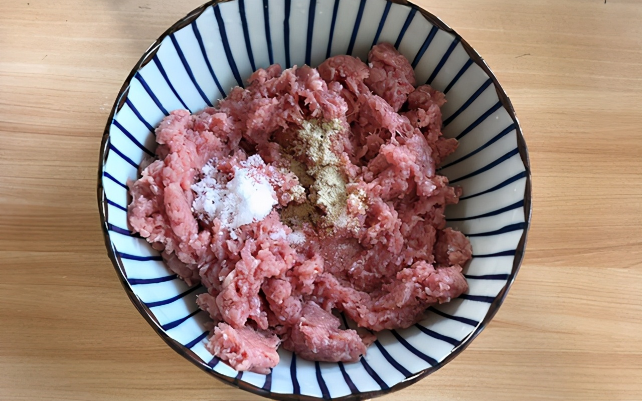 冬天的第一份滑肉汤,晶莹剔透的滑肉汤