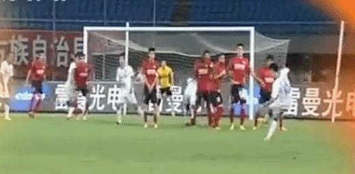 足坛曾经的追风少年,李霄鹏中卫鲁能