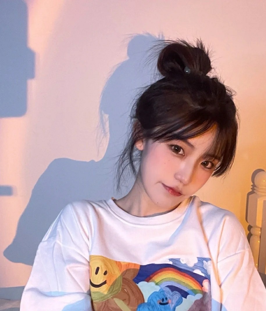 减龄丸子头的简单扎法发量少,减龄丸子头简单扎法显蓬松