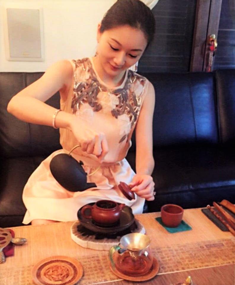 她生在棚户区，19嫁50岁张艺谋连生3子，今38岁贵气十足超巩俐