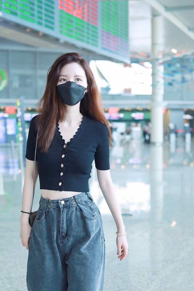 张萌这弹珠裙真是绝了，正面看太平淡，但转身时却让人脸红